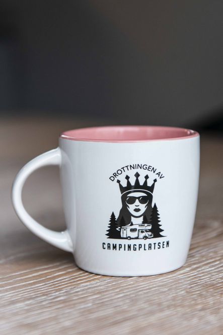 Hovedbilde Kopp - Drottningen på campingplatsen 25cl