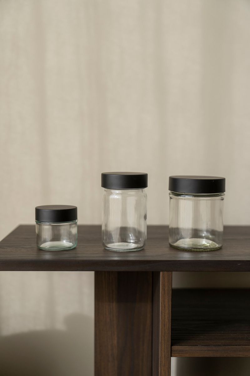 Burk med svart lock 250ml