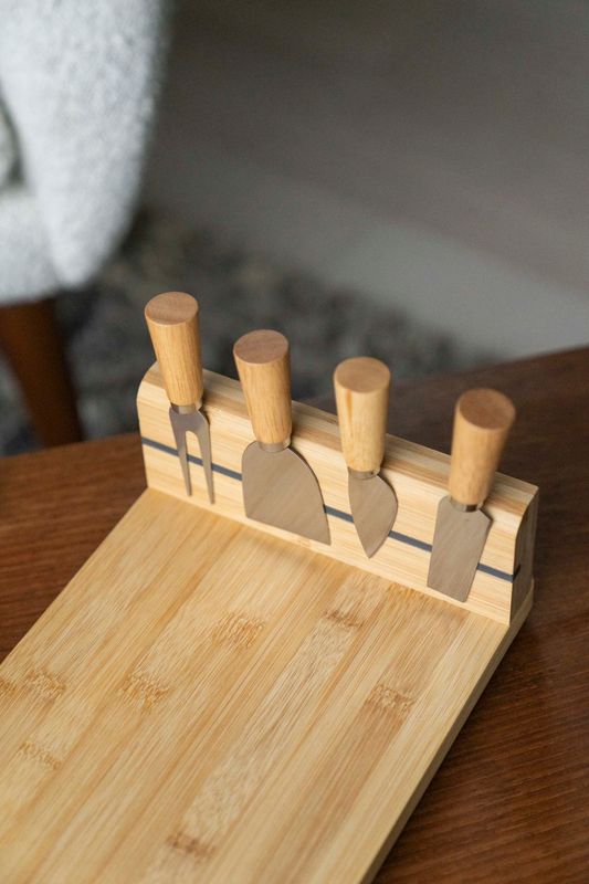 Ostbricka med knivar – Bambu