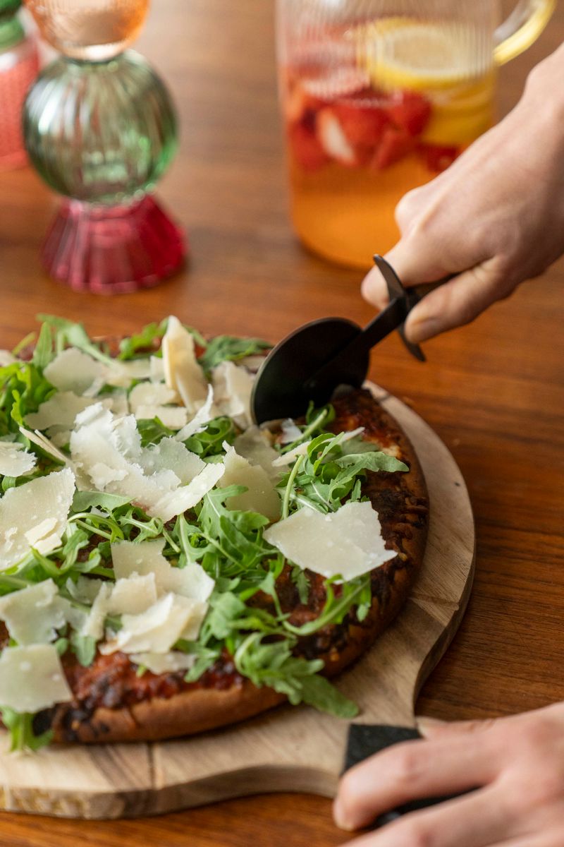 Pizzabricka med skärare