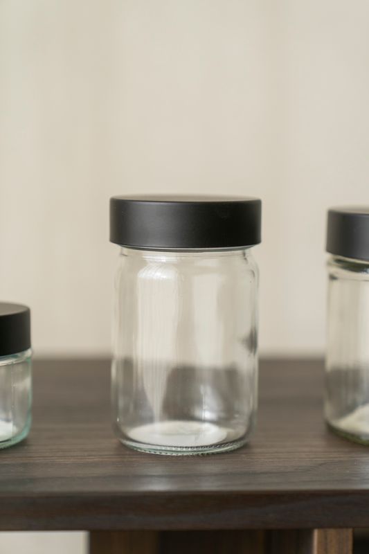 Burk med svart lock 250ml