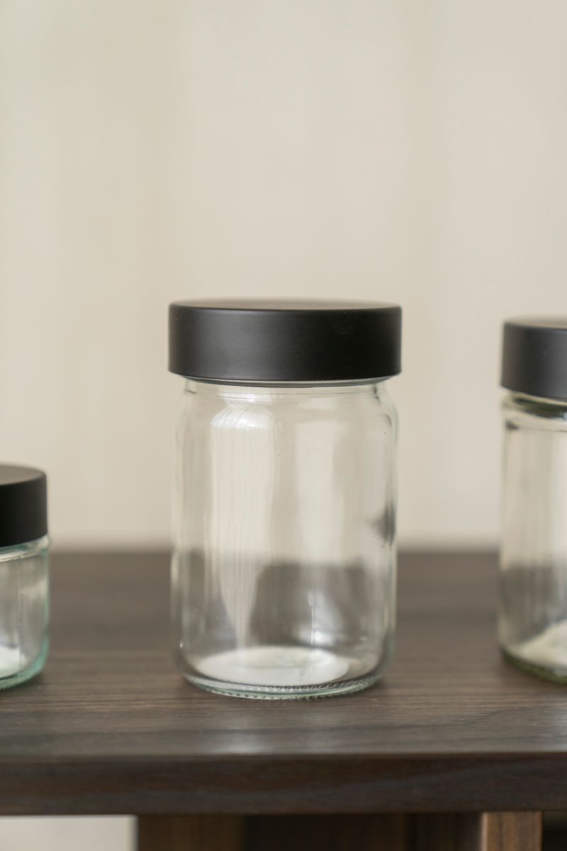 Burk med svart lock 250ml