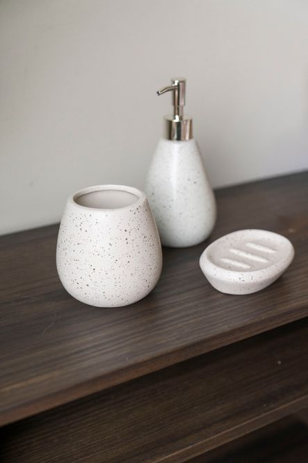 Hovedbilde Baderomsset – Spräcklig vit 