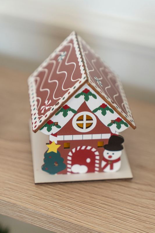 Trähus - Pepparkakshus 9cm Snögubbe